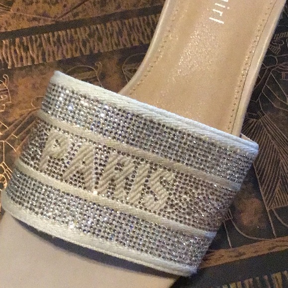 Sexy madden girl slip on sandals..like new..minimal wear on soles..no marks - Picture 4 of 4